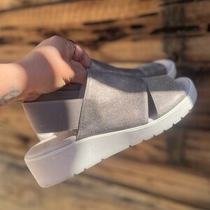 JOHNSTON & MURPHY | Cassandra Sandals Metallic Pewter Leather Elastic Heels 10